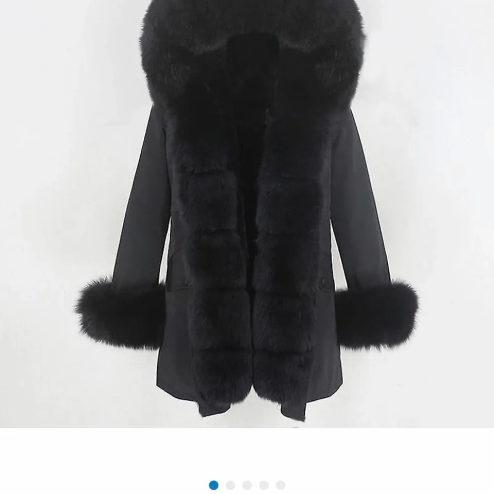 Detta är en svart parka päls jacka som jag vill sälja eftersomm jag inte vill använda den mer, jackan har inga skador . Köpt för 4000kr. Jackor.