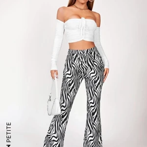 Zebra byxa - Säljer dessa bekväma randiga byxorna för ENDAST 11 kronor de kostade 120 i butik!!❤️inte slitna på något sätt utan bara inte min stil.(Köpte fel) 🚨TITTA IN PÅ MIN SIDA HAR NU UNDER 30 KR REA! PÅ NÄSTAN ALLA PLAGG 