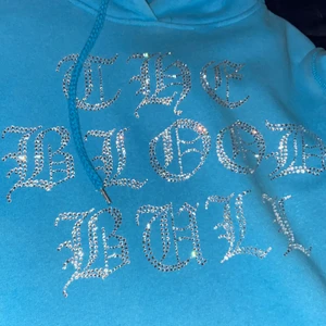 Yousboo hoddie - köpte denna yousboo hoddien på Instagram för 2-3 månader sen, i armarna är den för liten på mig så har inte användet den. Priset är förhandlingsbart.