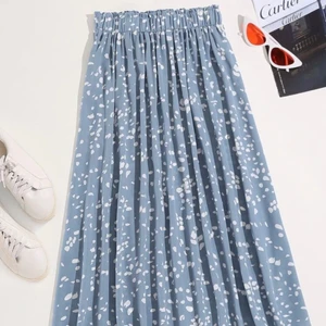 Fin lång kjol - Säljer denna fina kjol som passar till nästan alla tillfällen! Den är inte använd mycket och har en resor i midjan så man kan stretcha ut och in den så mycket som passar en själv! Köpte för 149! Men SÄLJER för 29 då nästan ALLT PÅ MIN SIDA SÄLJS FÖR UNDER 30 kronor! Kolla in den;)❤️🚨🥳🥰🥰🥳🥳