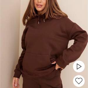 Supersnygg och skön hoodie från Nly by Nelly i en brun färg 🤎 Storlek XS men eftersom att den är oversized passar den på mig som vanligtvis brukar bära S/M. 