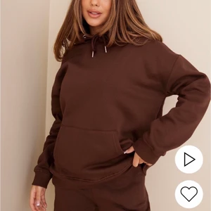 Hoodie - Supersnygg och skön hoodie från Nly by Nelly i en brun färg 🤎 Storlek XS men eftersom att den är oversized passar den på mig som vanligtvis brukar bära S/M. 