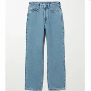 Oanvända weekday jeans i modellen voyage High Straight Jeans. W24 L28. Sälj pga för små