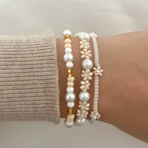 Matchande armband i beige - 3 matchande armband - Nora, Saga & Flower Bracelet😍✨ Swipa för att se vilka armband som är vilka samt priserna. Armbanden är handgjorda och justerbara mha kedja och karbinhake🤍🤍 Beställ gärna via Instagram dm: hn.smycken