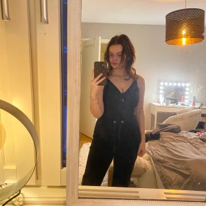 Svart body men knytning - Säljer en svart body men en liten knytning framtill. Från h&m i storlek XS