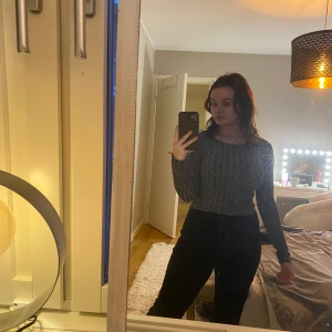 Långärmat tröja från Hollister - Långärmad tunn ”stickad” tröja från Hollister. Svart/vit spräcklig. Storlek XS.