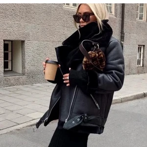 Biker jacka  - Säljer min älskade bikerjacka, nypris 1100 kr ❤️ Den är helt i nyskick förutom att den lilla öglan som man hänger upp jackan på en krok i är av. Den bekvämaste jackan jag har!!🤩🤩🕺🏽💃🏽