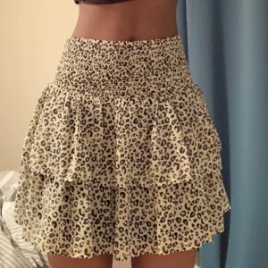 Volangkjol  - Jag säljer denna riktig fina volangkjol. Storlek 170.