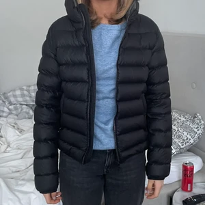  Colmar jacka - Svart Colmar jacka. Bra skick. Köptes 2020, säljer pågrund av att jag inte fått så mycket användning av den. Nypris 5000kr💕