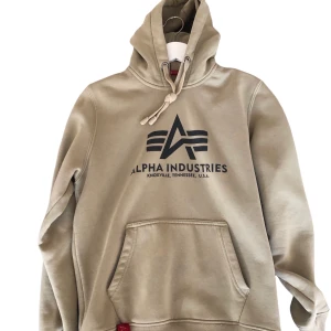 Alpha industies hoodie - Ganska sliten alpha industies tröja. Den är militärgrön. Den röda tagen vid i slutet av tröjan är lite sönder. Storlek s. 