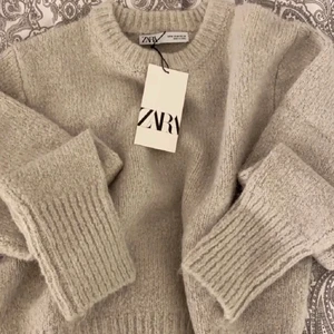 Stickad tröja - Säljer denna i storlek S! Lånad bild❤️buda från 200kr