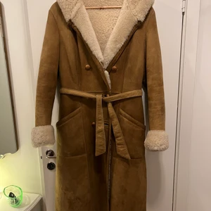 Kappa - Här är en väldigt fin kappa i storlek 38 som är i fint skick. Det är äkta mockapäls och därför priset! Väldigt fin passform!