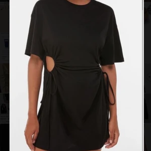 Svart klänning - Svart kortklänning med vit-outs på sidorna. Från bershka. Storlek S. Säljer för 80kr + frakt. Totalpris: 132kr