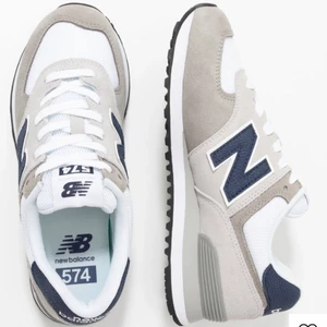 New Balance 574 - grå/vita - Säljer mina New Balance skor modell 574, storlek 38,5. Skorna är i princip oanvända och i mycket bra skick, perfekta till våren. Säljes pga att de inte kom till användning för mig. Skorna är köpta från Zalando för 1100kr där första bilden är lånad ifrån. 