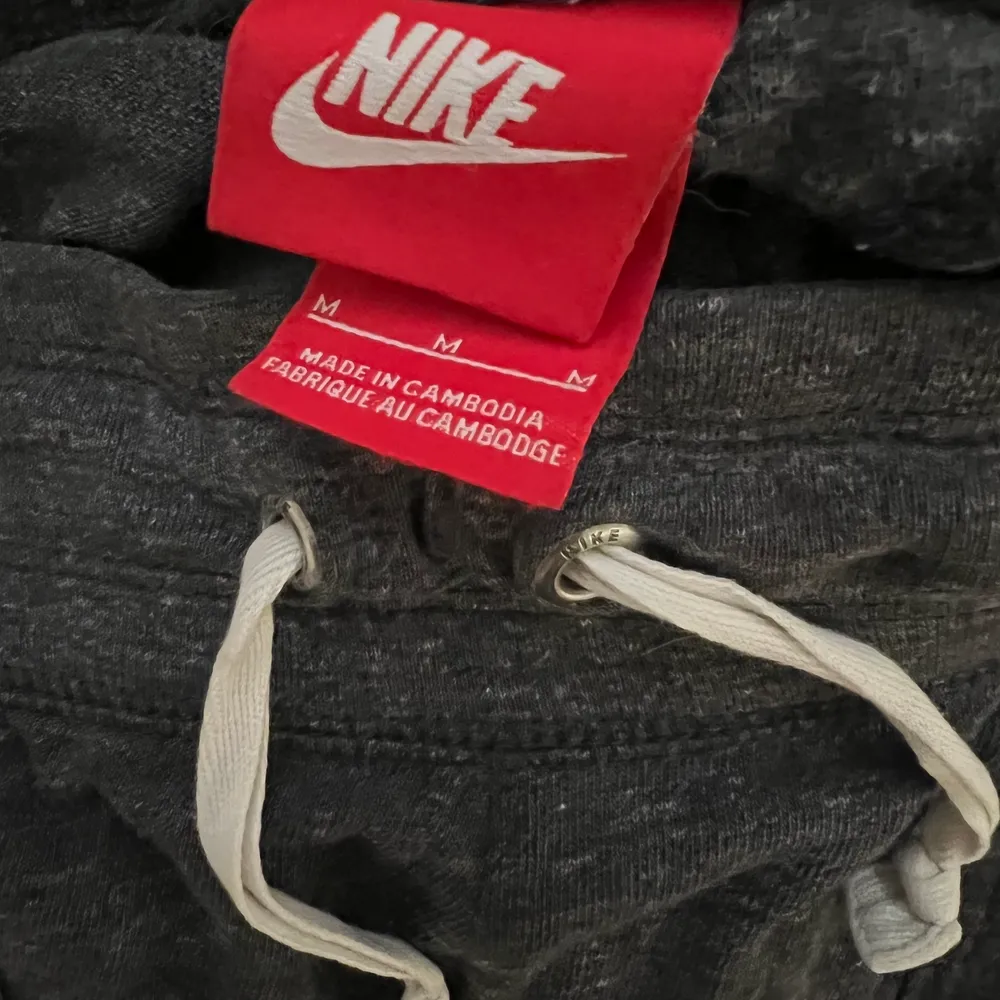 Nike mörkgråa mjukisbyxor, använda men bra skick . Jeans & Byxor.