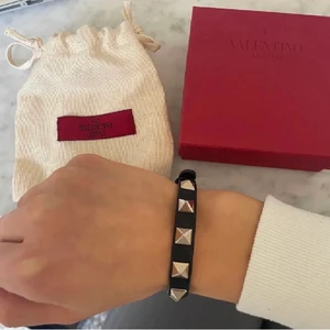 Valentino armband  - Svart valentinoarmband. Storlek S-M. Ingår box, dustbag och änthetsbevis! slitning som visas på sista bilden! Budgivning.
