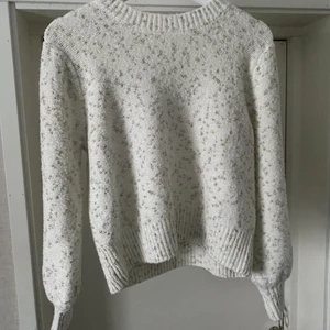 Stickad tröja från Mango  - Stickad tröja i bra skick med fina detaljer. Knappt använd. Storlek S 