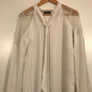 Jättefin vit blus med spets - Super fin blus som tyvärr inte passar längre. Storlek medium.