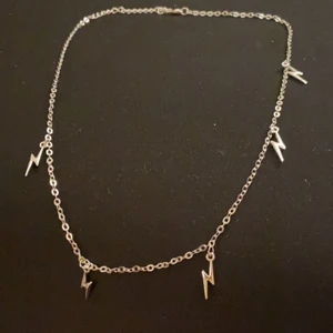 blixt halsband ⚡️⚡️⚡️ - säljer denna fina blixt halsbandet⚡️⚡️tappar inte färgen💕använt ett få tal gånger 