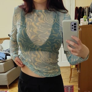 Blue and yellow mesh topp - Säljer denna skitsnygag festtopp för att den inte har kommit till användning. Köpte den för 200kr på na-kd! Kan mötas upp i Gbg❤ Annars tillkommer frakt💫