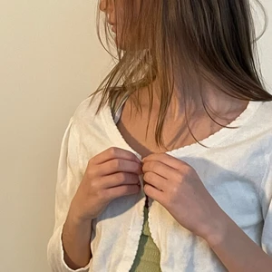 Vit kortärmad kofta - Ärmarna är korta, inte använd mycket. Storleken är 158-164 modellen har xs i vanliga fall och den sitter bra.