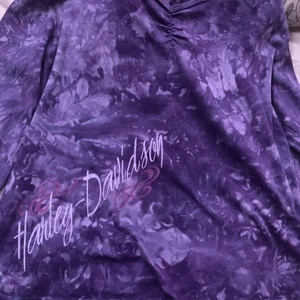 En långärmad harley davidson tröja - En jätte snygg harley davidson långärmad tröja som knappt används. Det är en XL men passar även mig som e S