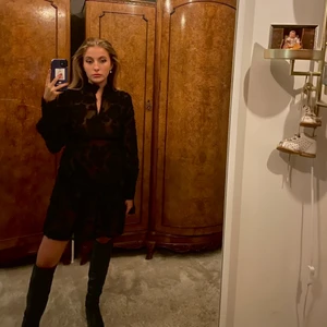 Höga klackskor - Supersnygga höga klackskor med låg klack. Supersköna och snygga! Kan gå i flera timmar utan att det gör ont! Säljer då de inte kommer till användning längre. Bara att säga till om fler bilder🥰 köparen står för frakt💗