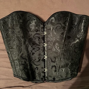 Svart korsettopp - Jättesnygg korsettopp i storlek M/S. Helt oanvänd! ☺️ Den är INTE såld! Råkade klicka i det 😔 Har lagt upp en ny annons.