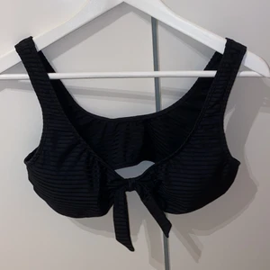 Bikinitopp strl. 36! - Säljer denna bikinitopp från Pimkie i storlek 36! Enbart testad så den är som ny! Bikini är vadderad och säljer den för 80kr!