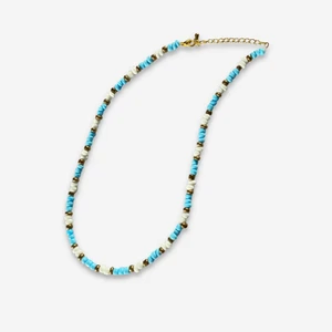 Mermaid’s pearl🧜‍♀️ - Längd 45cm, 4mm glaspärlor i vit, guld och blå, guld karbinhake med förlängningskedja.