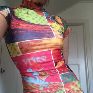 Klänning - Färgglad och snygg klänning som är köpt här på plick men som tyvärr inte längre kommer till användning. Är 162cm lång och har vanligtvis xs. Kan mötas upp i Gbg annars står köparen för frakt✨✨