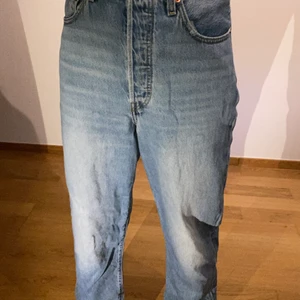 Levis Jeans - Supernajs blå bra att ha jeans. Säljer pga blivit förstora för mig, därför sitter dom som dom gör! Storlek 30/29! Säljer för 200 riksdaler plus frakt