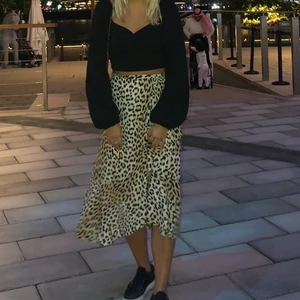 Leopard långkjol - Säljer min leopard långkjol från Gina tricot. Storlek 36. Säljer för 150kr.