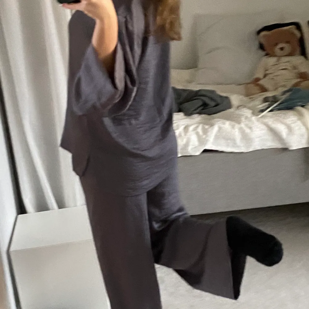 Super fint och skönt sett från hm! Passar S/M men även xs för lite mer oversized look💞 bara skriv om ni har några frågor eller vill ha fler bilder🧘🏽‍♀️. Skjortor.