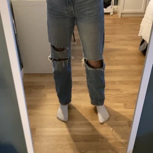 Jeans från Ginatricot  - Hej jag säljer mina jeans från Gina som tyvär har blivit för korta. Hålen är hyfsat stora men inte jätte. Storlek 34.( jag är 1,68 ish) köparen betalar frakten. 