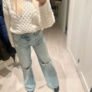 Zara jeans mid waist  - Fina zara jeans mid waist med slitningar, byxorna är i storlek 36 och jag är 170 lång, bra skick, köparen står för frakten, kan skicka spårbar med PostNord 
