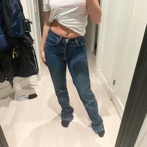 Zara jeans mid waist  - Fina zara jeans som inte tillverkas längre, fint skick storlek 34 mid waist, köparen står för frakten kan skicka spårbar med PostNord, köp direkt för 200 eller bud 