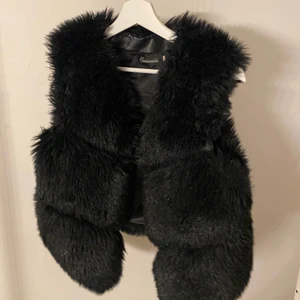 Päls Väst - Fake päls väst                                                                  Aldrig använd, frakt tillkommer!
