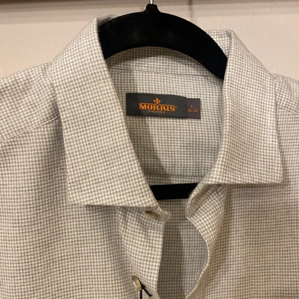 Ny grå skjorta från Morris. Stl.L Ordinariepris 699kr, säljer för 500kr pga fel Stl. Mkt bra skick. . Skjortor.