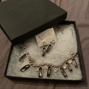 Nytt set - Både halsband och öronhänge