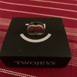 Ring från Twojeys - Not happy Not sad, silver, stl 20. Nyinköpt, säljes pga fel stl.