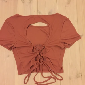 Topp S/L - Hej! Nu säljer jag min jättefina topp från bikbok använd 1 gång storleken är L men passar mig som är storlek S den har ett jätte fint mönster på ryggen.