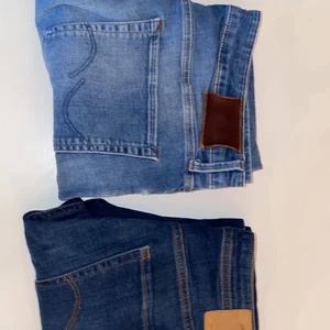Flera Jack&Jones jeans - Knappt använda, mörka paret storlek 32, ljusa paret storlek 34, nypris på 699 på både och. Buda gärna!