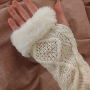 Torgvantar/handledsvärmare  - Superfina & helt nya handledsvärmare/torgvantar med en mjuk fuskpäls🤍 Fick i julklapp, men har redan supermånga🤍 FRAKT INGÅR I PRISET🤍