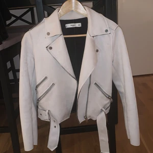 Jacka storlek s från mango  - Jacka i nyskick från mango. Material: polyester.