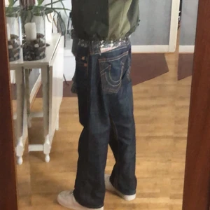 True religion jeans w33l34 - Säljer ett par feta trueys, har använt dom en gång efter ja köpte dom då de var för korta för mig, 196cm lång och de fuuunkar om man saggar. Ni får bilda egen uppfattning. Cond 9/10 