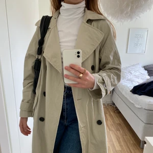 Vit turtleneck - Jätte fin vit polotröja! Nästan aldrig använd, jätte skönt material. 