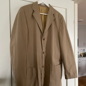 Kavaj/jacka - En oversized kavaj som jag använt som jacka, den är köpt på secondhand och kan inte hitta någon storlek i den men skulle säga att den är L, väldigt snygg och skön också väldigt fint skick. Köparen står för frakt.