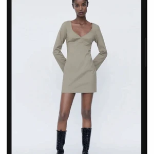 Söt beige klänning  - Beige klänning från zara. Oanvänd, prislapp kvar 