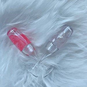 Läppglans - Söta läppglans i färgen vit skimmer och rosa skimmer. De smakar äpple. Jag Säljer läppglans,läppoljor och läppskrubbar som även går att beställa på min Instagram by_butterflygloss! Innehåller vitamin E olja, grapeseedoil och kokosolja för att mjukgöra läpparna. Jag har varit väldigt noggrann med hygienen vid produktionen av dessa: uppsatt hår, tvättade tuber, handskar och spritad yta etc! Läppglanset känns väldigt mjukt på läpparna. De  kostar 35kr st. Gåva medföljer vid köp💕 Jag samfraktar gärna!